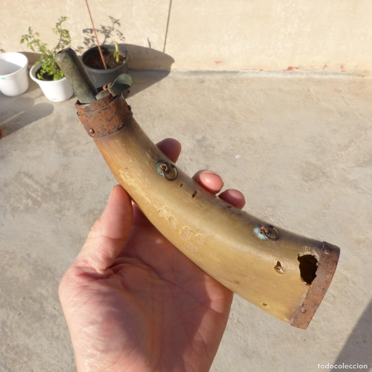 Antig&uuml;edades: Antigua polvorera realizada en asta, 122gr, 22cm. Necesita restauracion. Totalmente vacia.