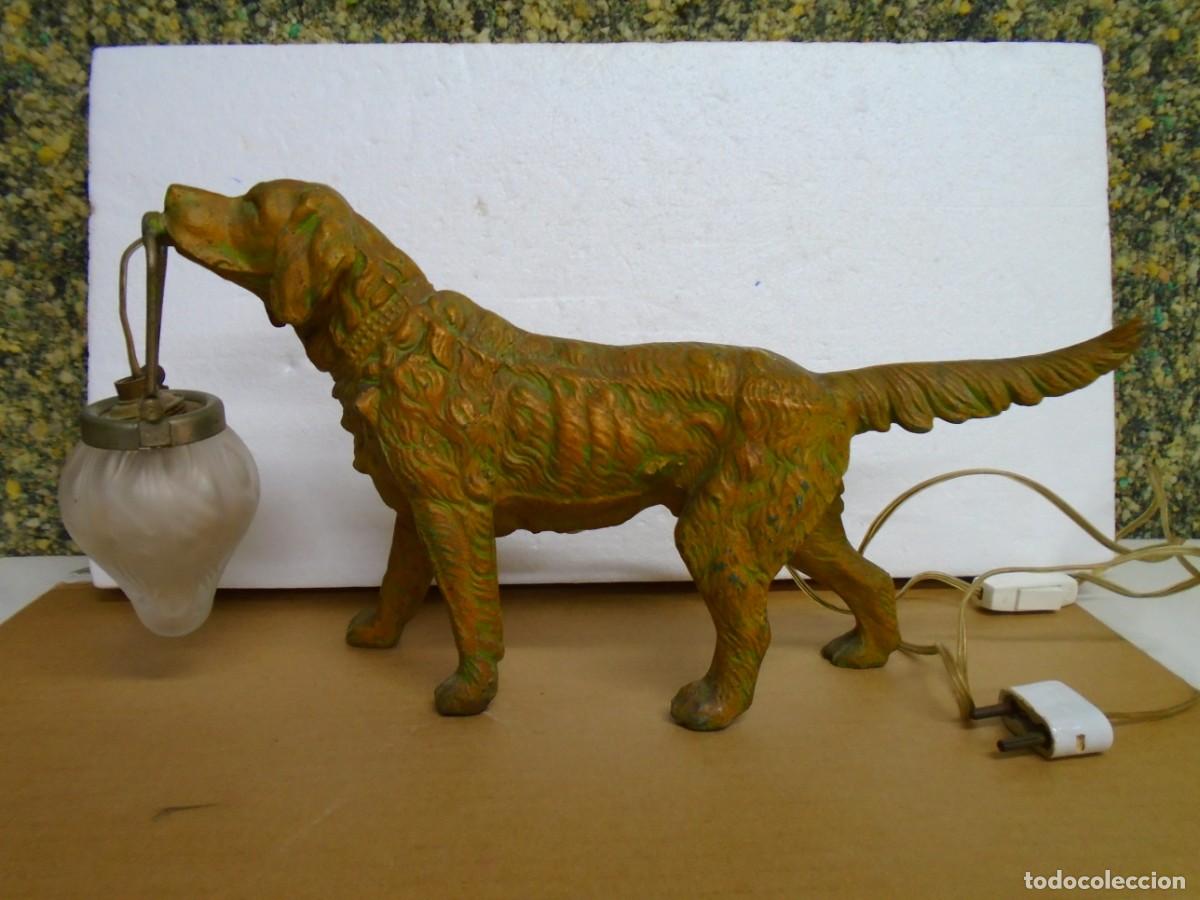 Antig&uuml;edades: ANTIGUA LAMPARA DE MESA CON FORMA DE PERRO DE CAZA.METAL FUNDIDO,PATINA EN BRONCE,C.A. 1940.