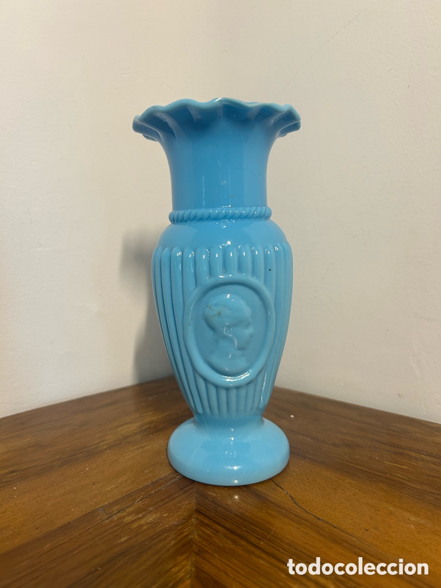 Antig&uuml;edades: Jarr&oacute;n de opalina azul turquesa con medallones en relieve, 21 cm