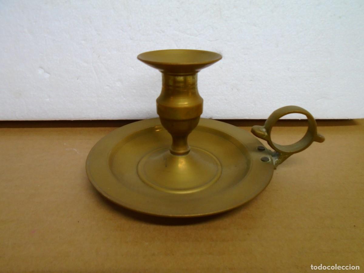 Antig&uuml;edades: ANTIGUA PALMATORIA/CANDELERO DE BRONCE.15X8 CM. 285 GRAMOS PESO.