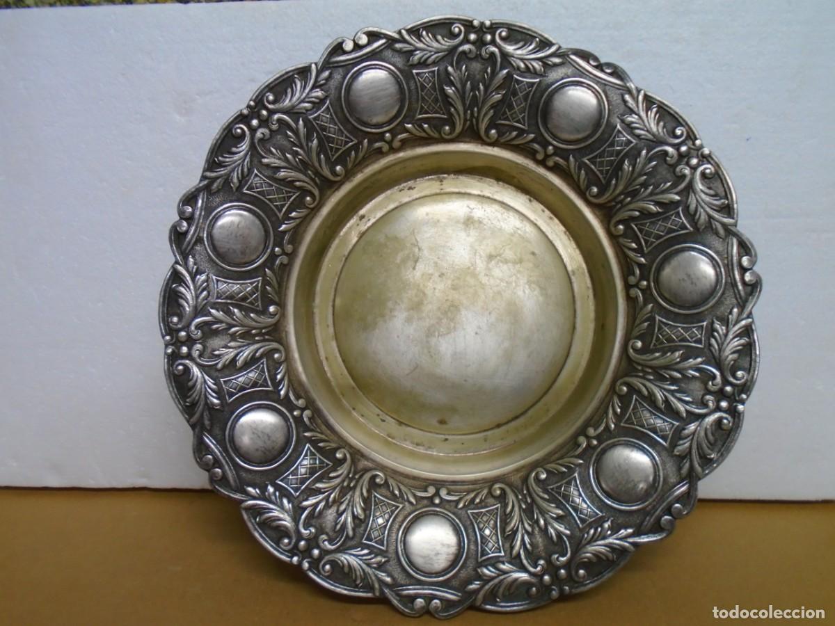 Antig&uuml;edades: ANTIGUO CENTRO DE MESA DE ALPACA PLATEADA.CU&Ntilde;O Y SELLOS.27 CM DIAMETRO.