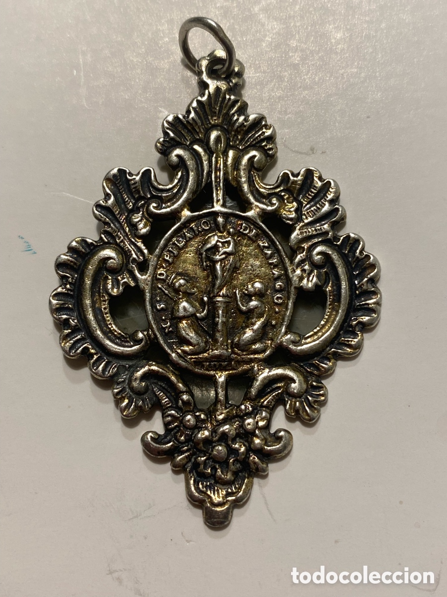 Antig&uuml;edades: Antigua medalla de plata de la Virgen del Pilar.