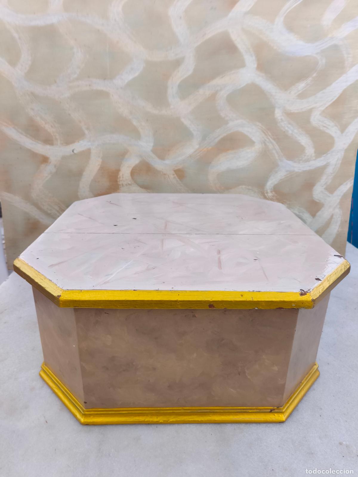 Antig&uuml;edades: PEANA DE MADERA CON DORADOS PARA FIGURA RELIGIOSA GRAN TAMA&Ntilde;O.