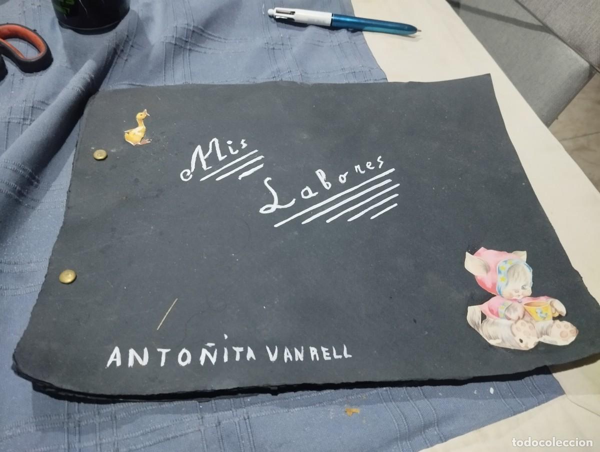 Antig&uuml;edades: ANTIGUA CARPETA NI&Ntilde;A MIS LABORES CON MUCHOS BORDADOS EN EL INTERIOR