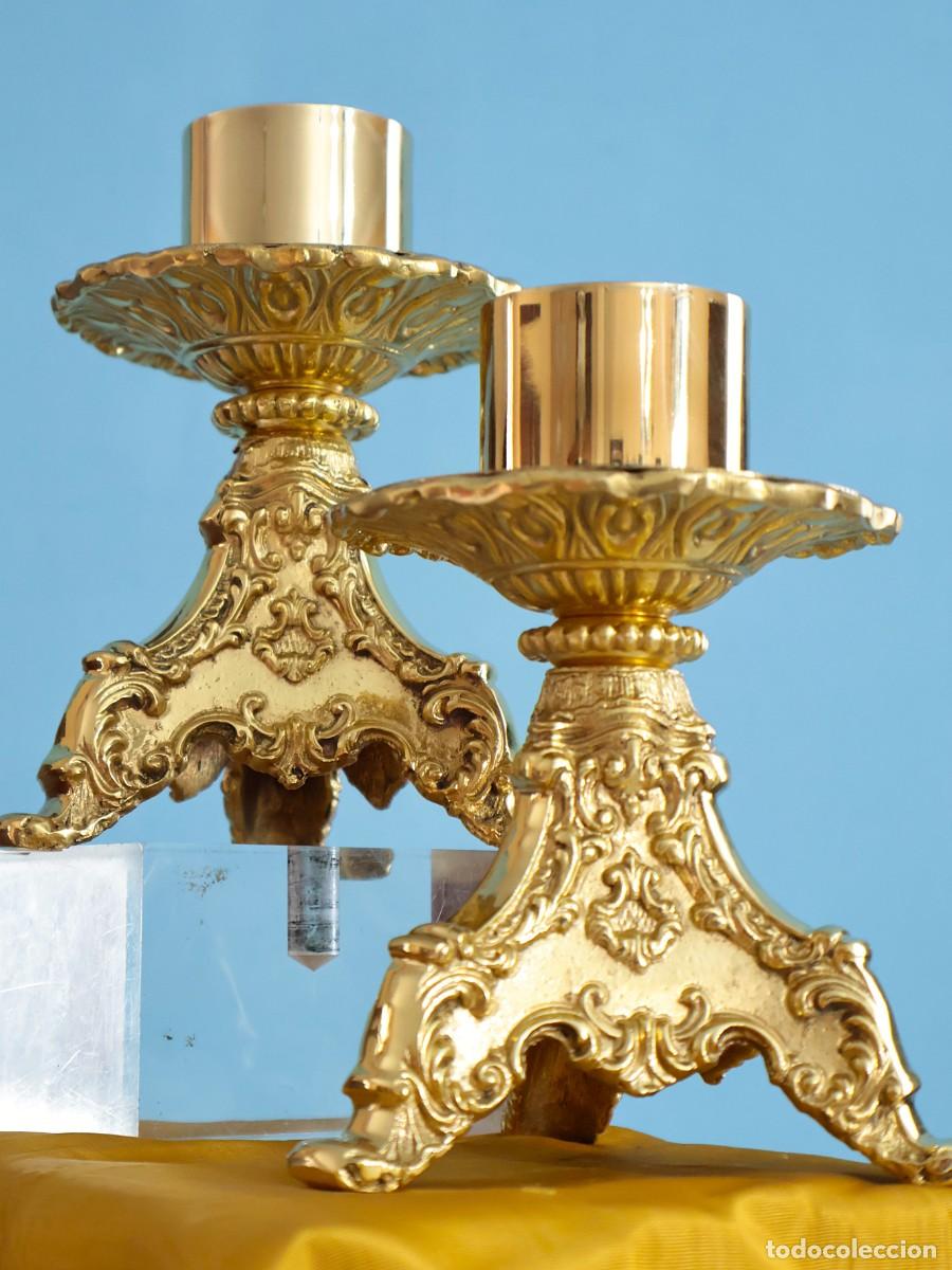 Antig&uuml;edades: Pareja de ciriales elaborados en bronce repujado. Siglo XX. Miden 16 cm de altura.