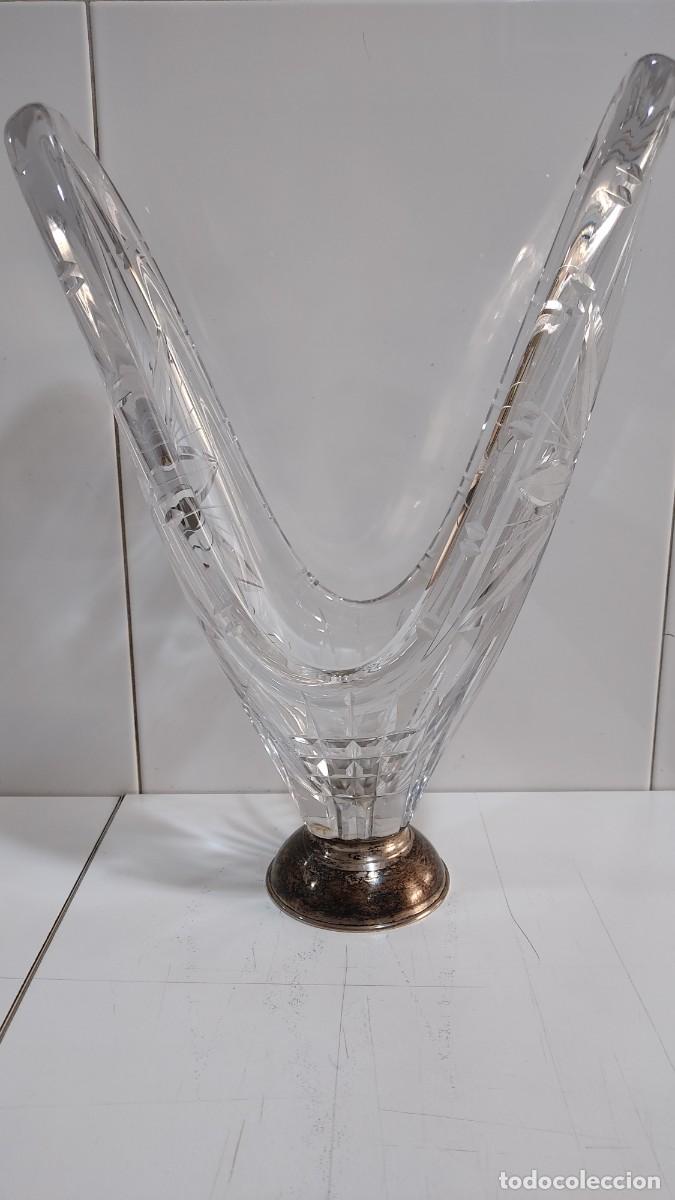 Antig&uuml;edades: 1253 CENTRO DE MESA, DE CRISTAL TALLADO A LA RUEDA CON PIE DE PLATA, A&Ntilde;OS 80