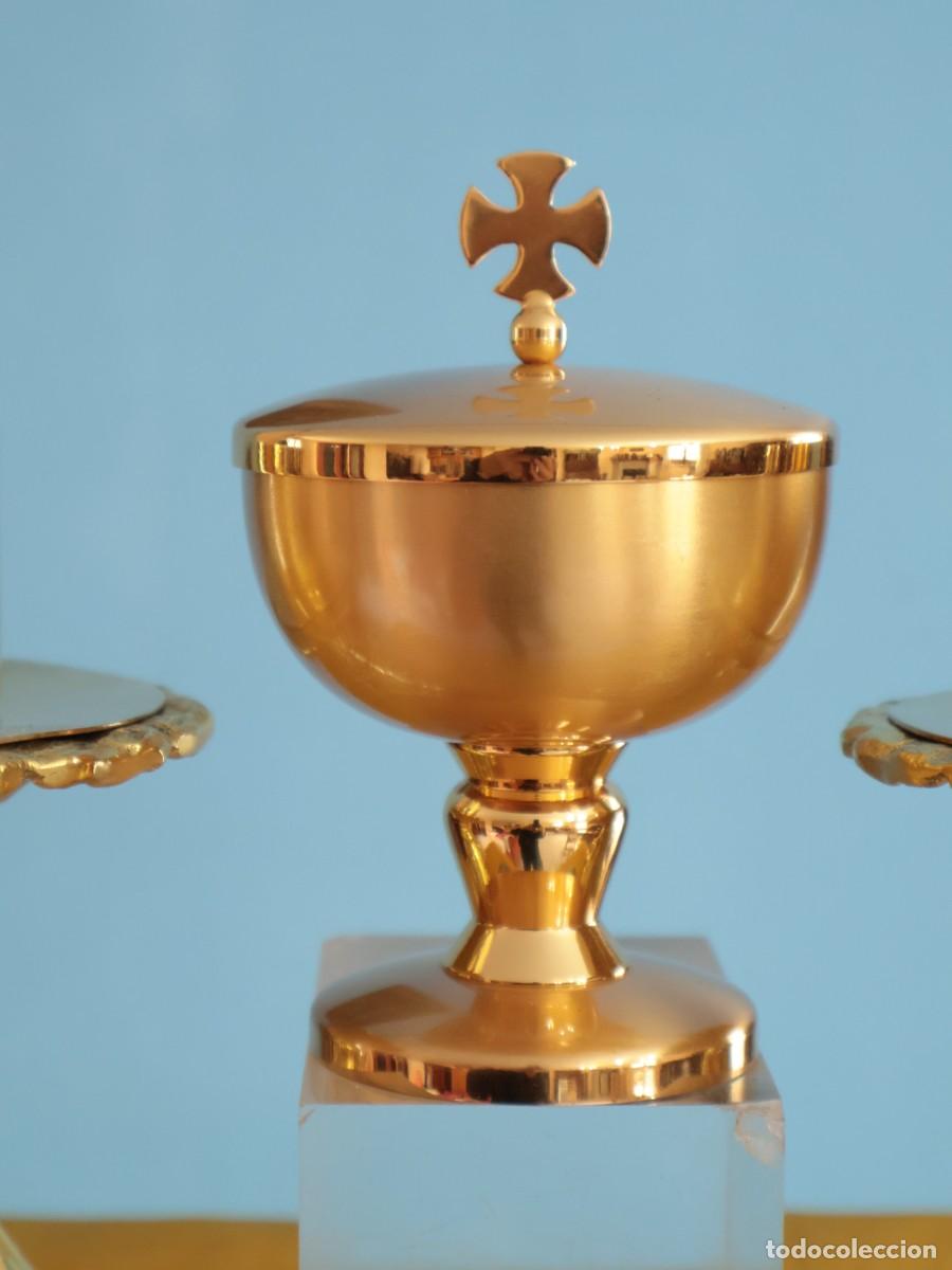 Antig&uuml;edades: Cop&oacute;n lit&uacute;rgico de peque&ntilde;as dimensiones elaborado en metal dorado. Mide 12,5 cm de altura.