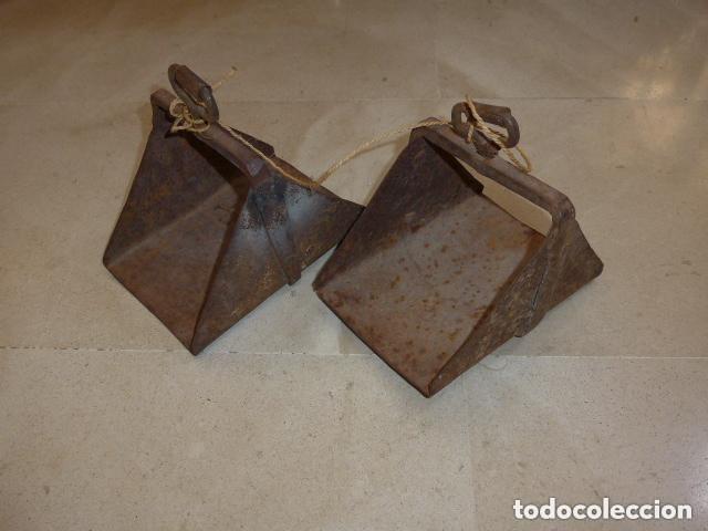 Antig&uuml;edades: PAREJA DE ANTIGUOS ESTRIBOS DE CABALLERIA DE FORJA