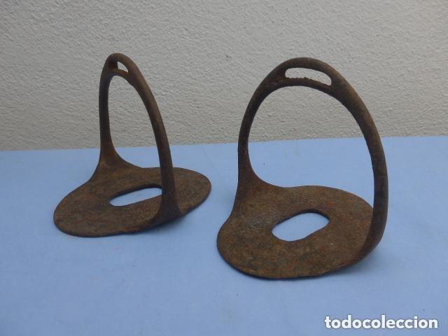 Antig&uuml;edades: ANTIGUA PAREJA DE ESTRIBOS DE CABALLERIA EN FORJA