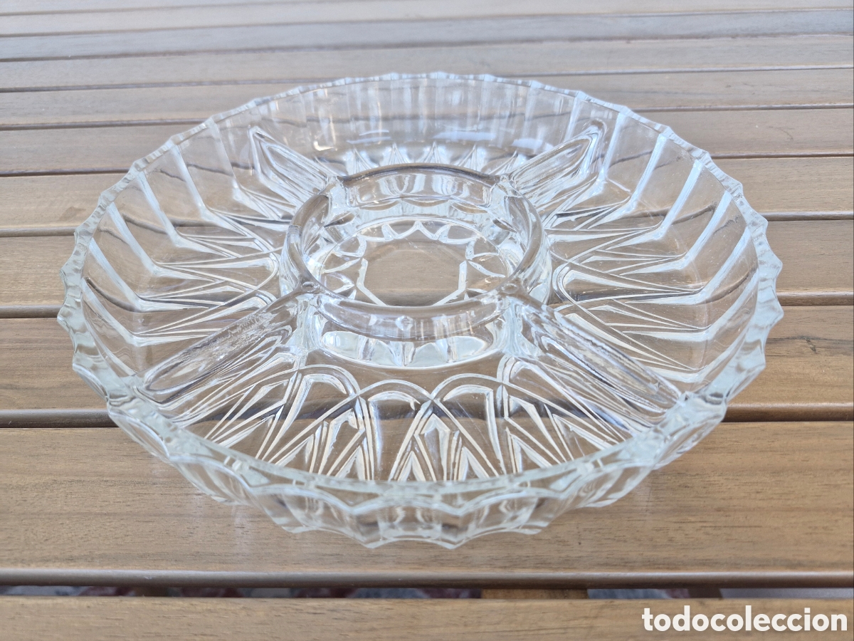 Antig&uuml;edades: FUENTE REDONDA CON COMPARTIMENTOS PARA APERITIVOS DE CRISTAL GRUESO DE ROCA TALLADO