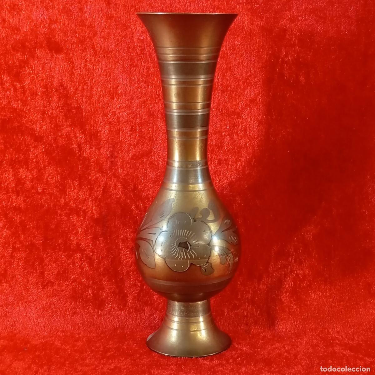 Antig&uuml;edades: ANTIGUO JARR&Oacute;N DE LAT&Oacute;N GRABADO - BORDE ACAMPANADO - FDO. EN LA INDIA - 1950'S - 5,3 X 16 CM