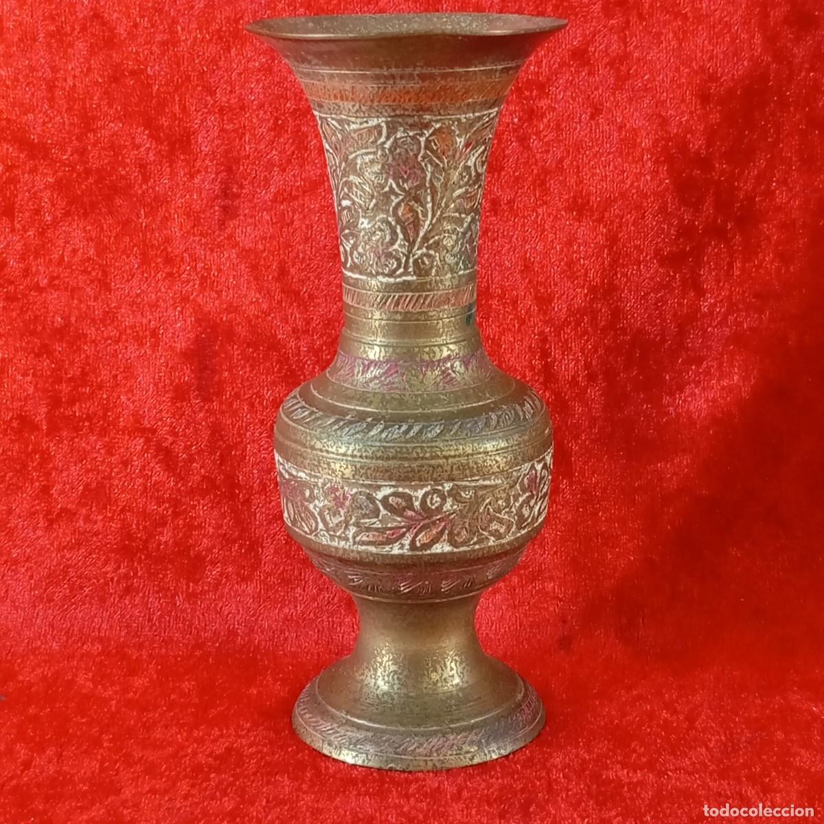 Antig&uuml;edades: ANTIGUO JARR&Oacute;N DE LAT&Oacute;N GRABADO Y ESMALTADO FLORAL - FDO. EN LA INDIA - 1950'S - 5,3 X 13 CM
