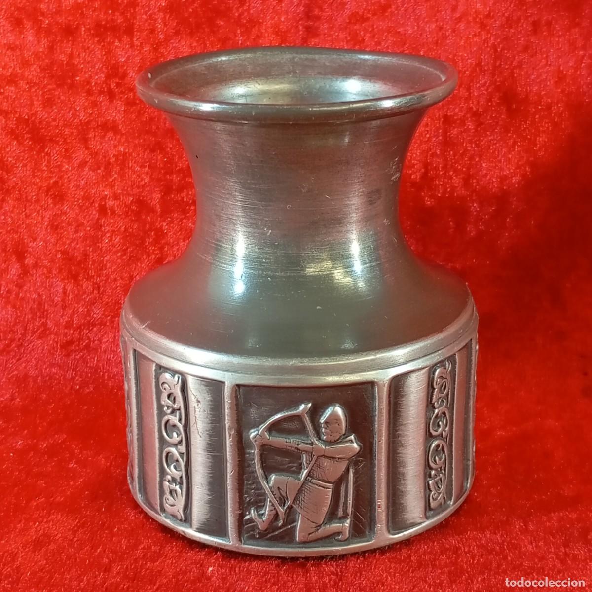 Antig&uuml;edades: ANTIGUO CANDELABRO NORUEGO DE PELTRE - ESTILO VIKINGO Y N&Oacute;RDICO CON RELIEVES - KONGE TINN - 8 X 9 CM