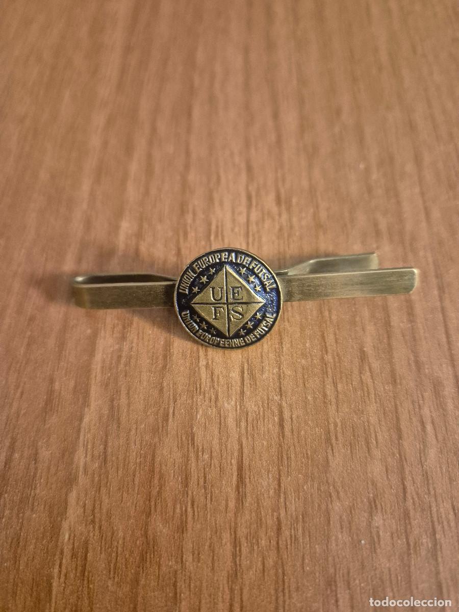 Antig&uuml;edades: PINZA DE CORBATA UNION EUROPEA DE FUTSAL.