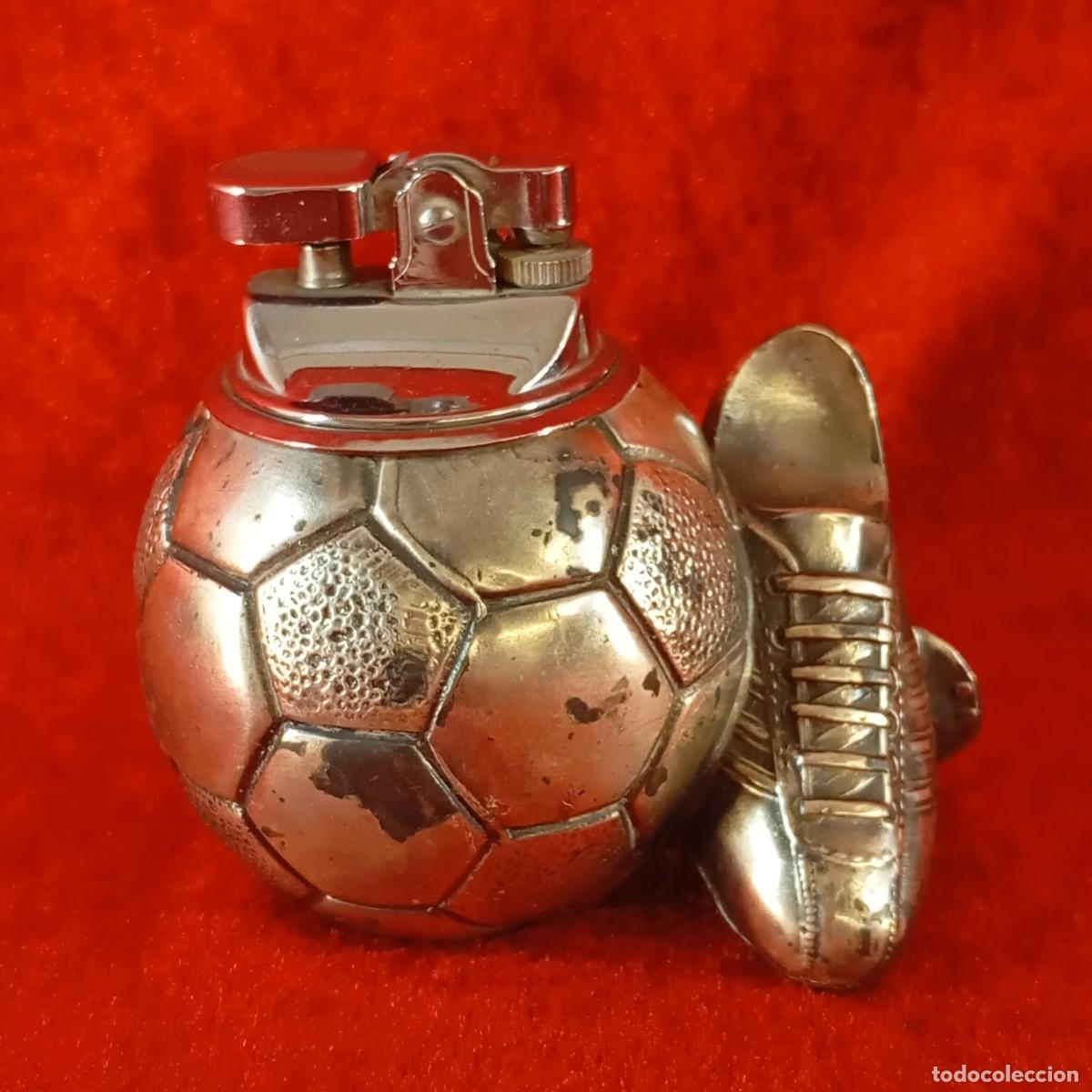 Antig&uuml;edades: ANTIGUO ENCENDEDOR DE MESA DE BAL&Oacute;N DE F&Uacute;TBOL - CHAPADO EN METAL - 1950'S-1960'S - 8 X 10 CM