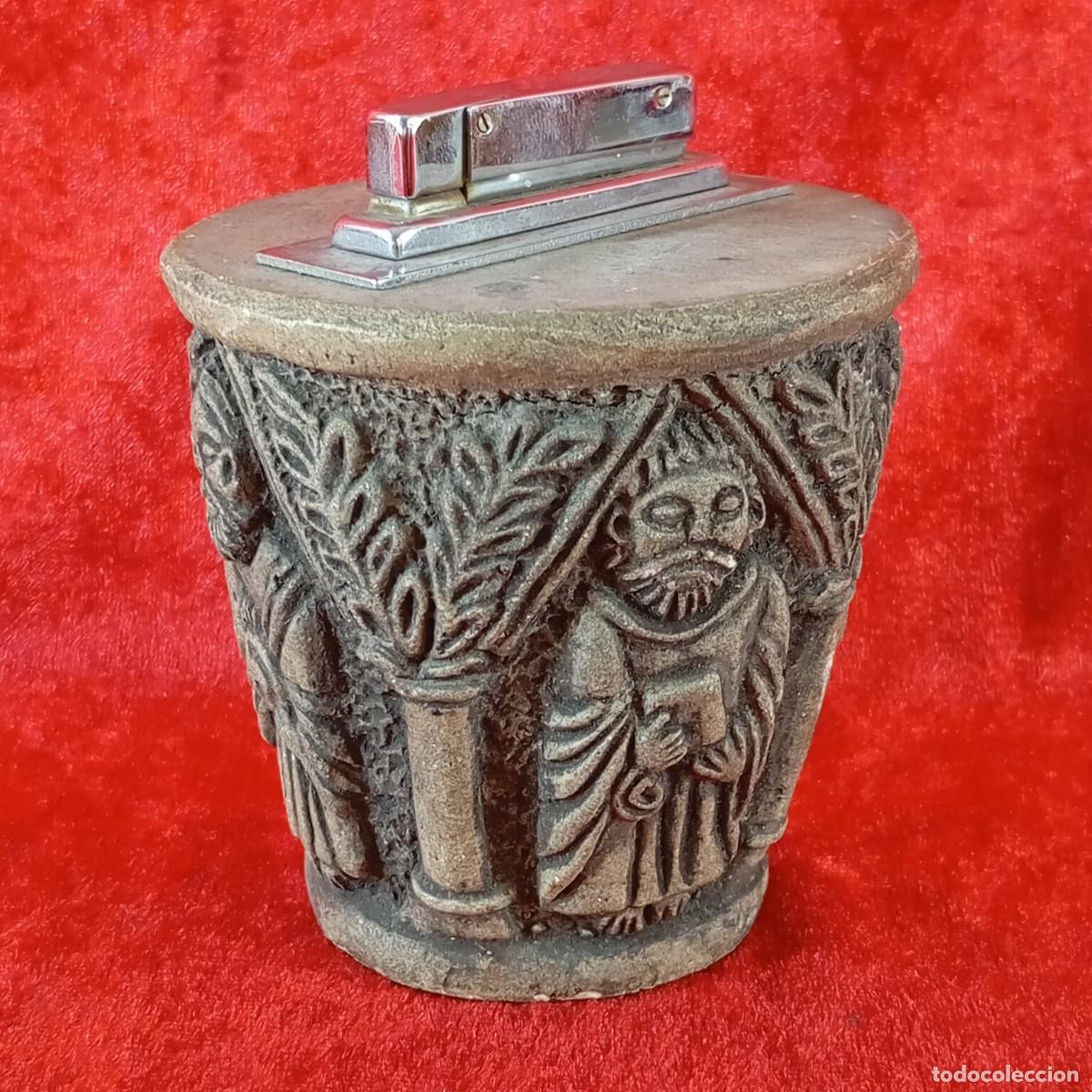 Antig&uuml;edades: ANTIGUO ENCENDEDOR DE MESA - TEMATICA RELIGIOSA - ROM&Aacute;NICO - MEDIADOS DEL SIGLO XX - 8 X 8,5 CM