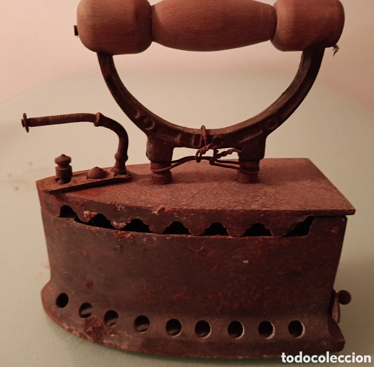 Antig&uuml;edades: Plancha antigua carb&oacute;n mango madera - Foto 1