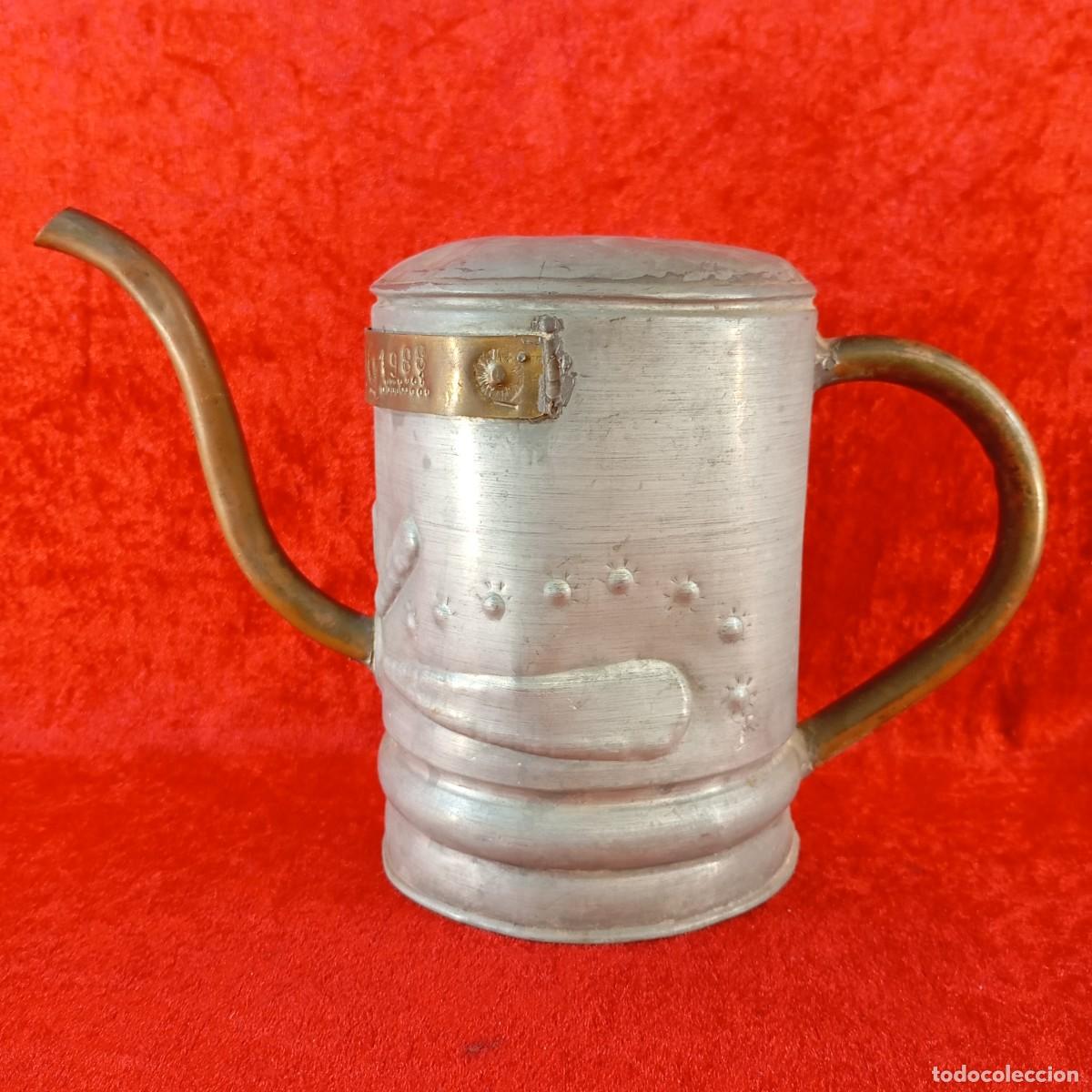 Antig&uuml;edades: ANTIGUA JARRA DE ACEITE DE ALUMINIO - CON ASA CHAPADA EN BRONCE - ARTICULO PARA EL HOGAR - 18,5 CM