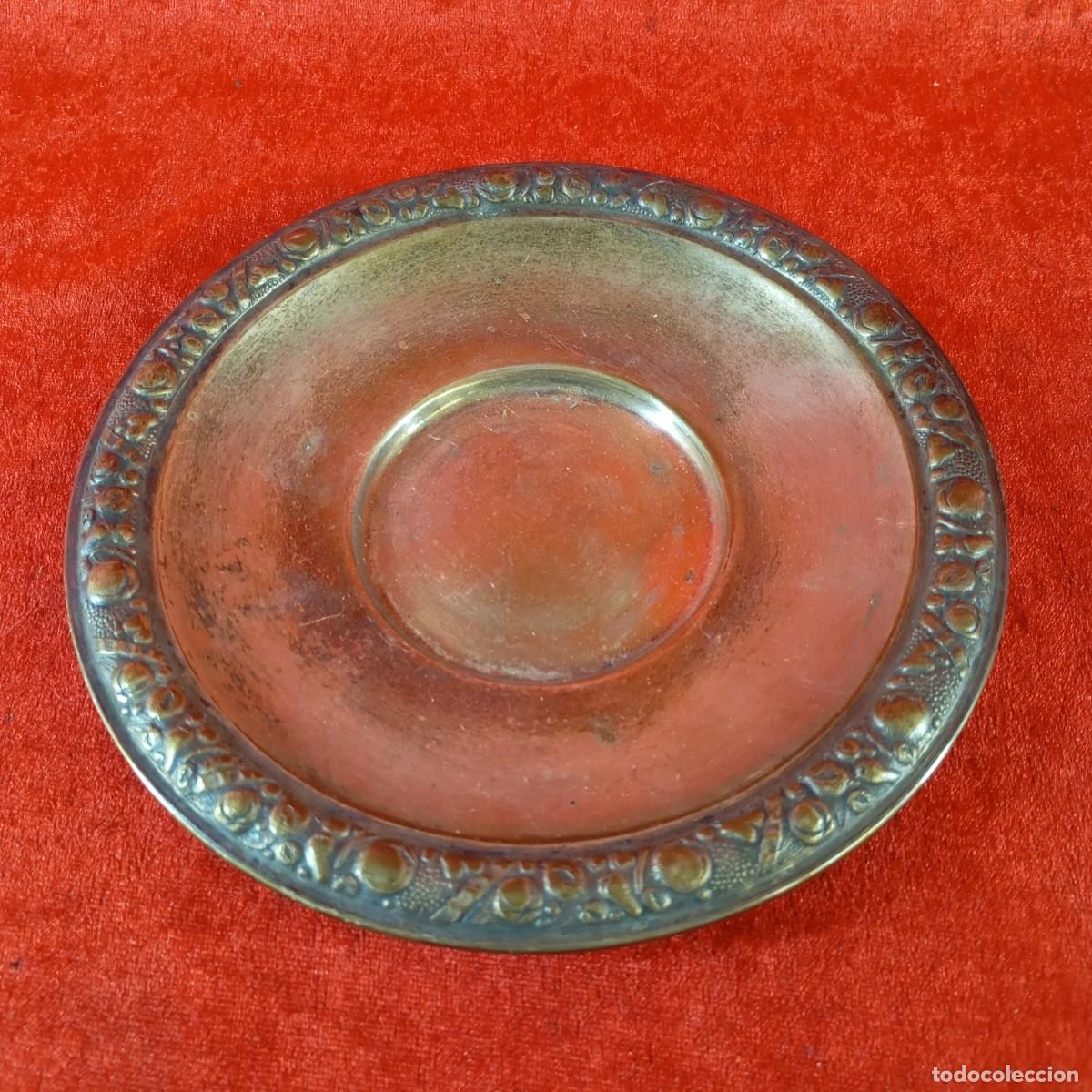 Antig&uuml;edades: ANTIGUO PLATILLO METALICO DE LAT&Oacute;N - CON ACABDOS EN RELIEVE FLORAL - 17,8 CM DE DIAMETRO