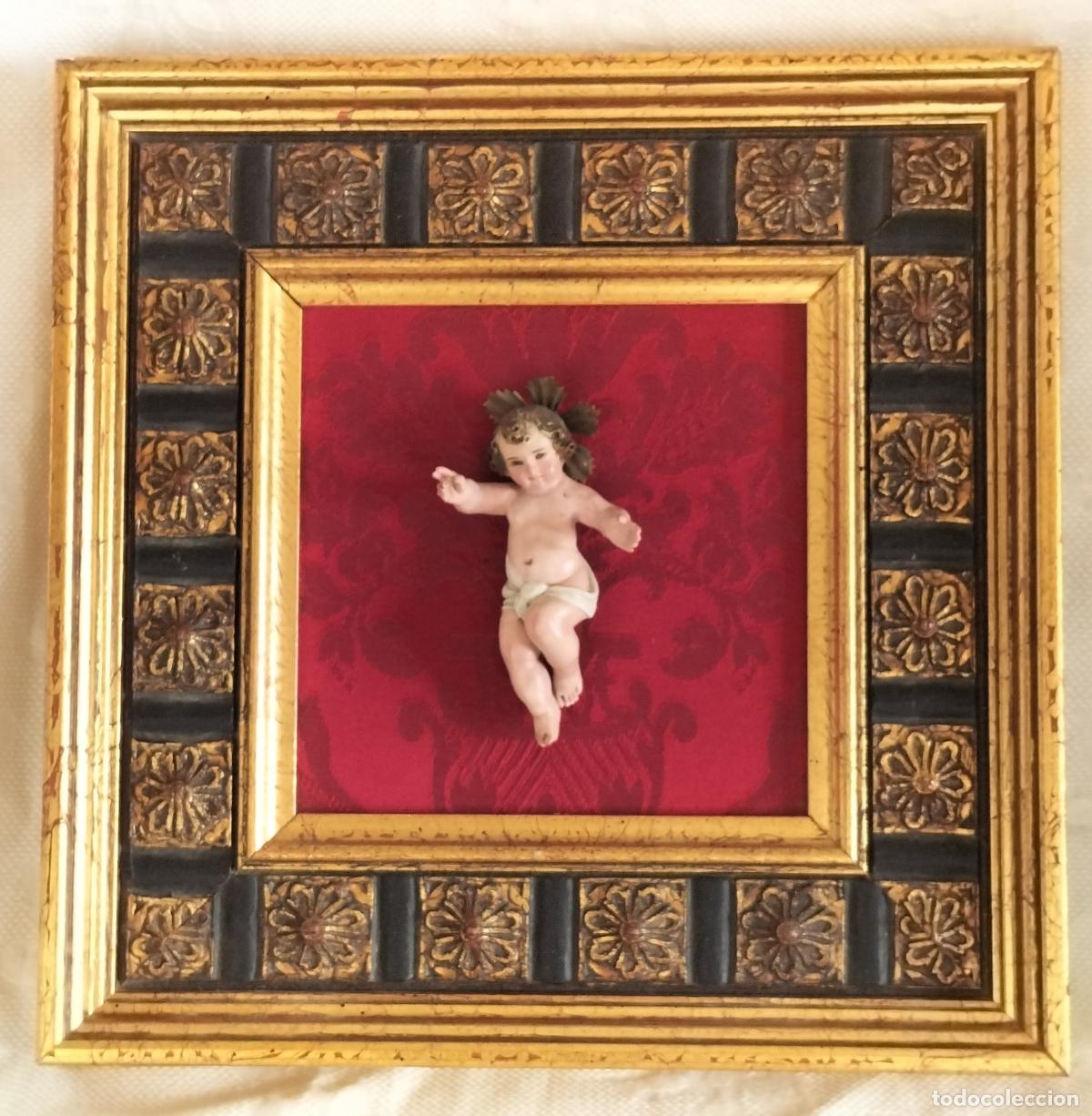 Antiques: CUADRO DEVOCIONAL DEL NI&Ntilde;O JES&Uacute;S DE PASI&Oacute;N ENMARCADO EN MADERA DORADA Y DAMASCO ROJO. 29,5 x 29,5 cm