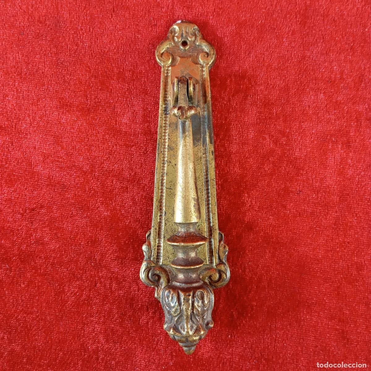 Antig&uuml;edades: OBJETO DE MOBILIARIO MET&Aacute;LICO - ORNAMENTADO A MANO - APLIQUES EN BRONCE - NEOCL&Aacute;SICO - 13 CM LARGO