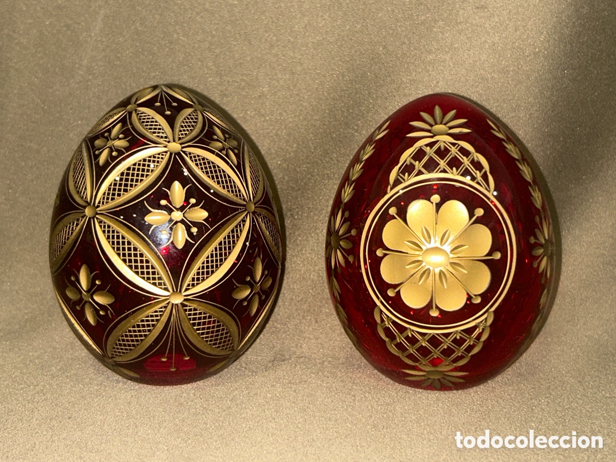 Antig&uuml;edades: PAREJA DE HUEVOS DE CRISTAL ESTILO FABERGE TALLADOS A MANO, ROJOS Y MOTIVOS FLORALES DORADOS