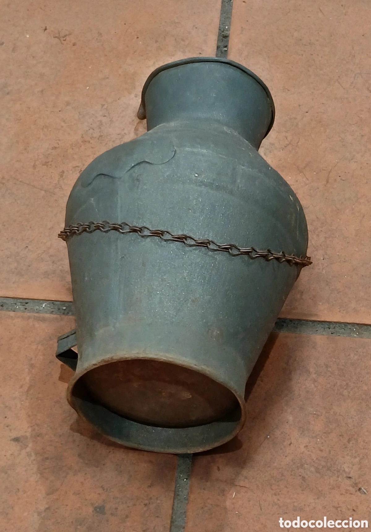 Antig&uuml;edades: C&aacute;ntara lechera antigua con cadena y su tr&eacute;bede - Foto 4