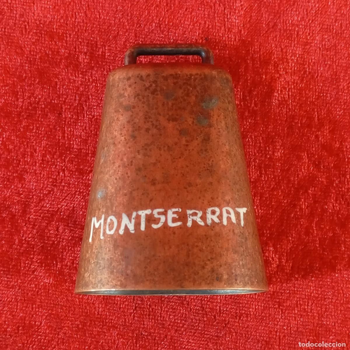Antig&uuml;edades: ANTIGUO CENCERRO MET&Aacute;LICO - ACABADO EN COBRE EMVEJECIDO - TIPOGRAF&Iacute;A PINTADA A MANO - 6,5 CM DE ALTO