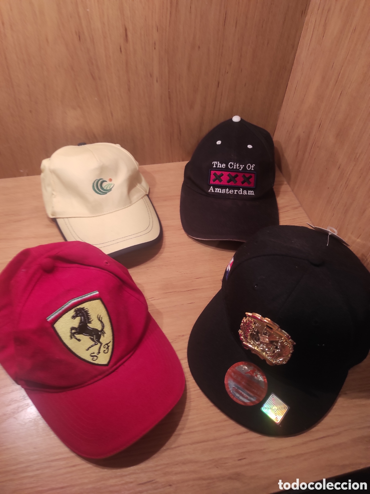 Antig&uuml;edades: Lote de 4 Gorras de Colecci&oacute;n: Scuderia Ferrari, &Aacute;msterdam y Varias
