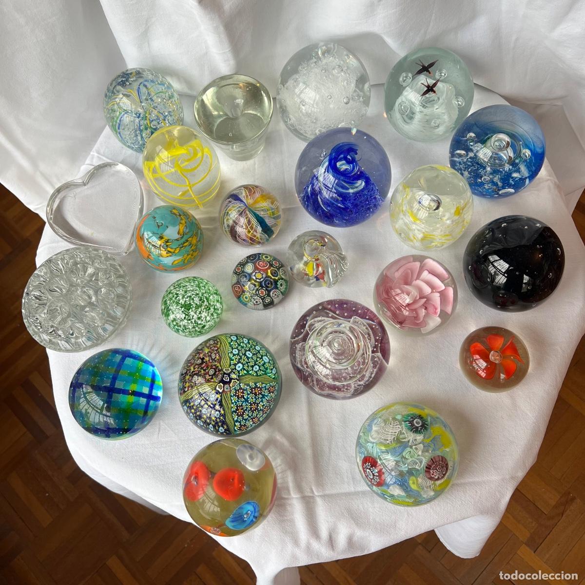 Antig&uuml;edades: Gran Lote: 23 Pisapapeles Vidrio Art&iacute;stico y Cristal de Murano (Millefiori, Bullicante, Filigrana)