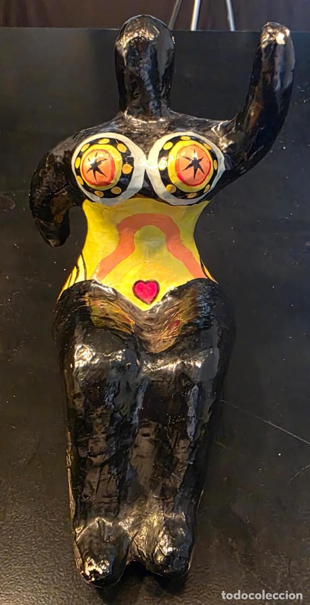 Antig&uuml;edades: Escultura femenina estilo Niki de Saint Phalle &ndash; Nana Pop Art multicolor &ndash; Figura artesanal 14 &times; 13