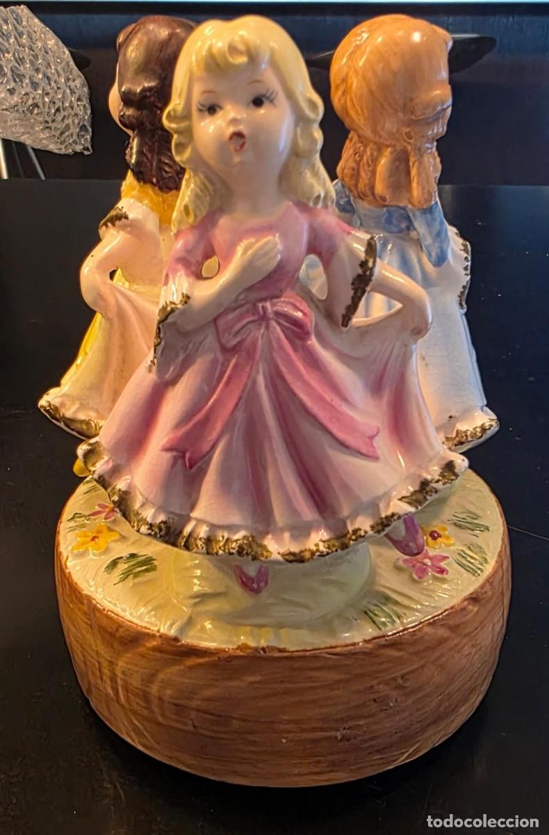Antig&uuml;edades: Figura musical vintage de porcelana &ndash; Tres ni&ntilde;as bailarinas con vestidos de colores