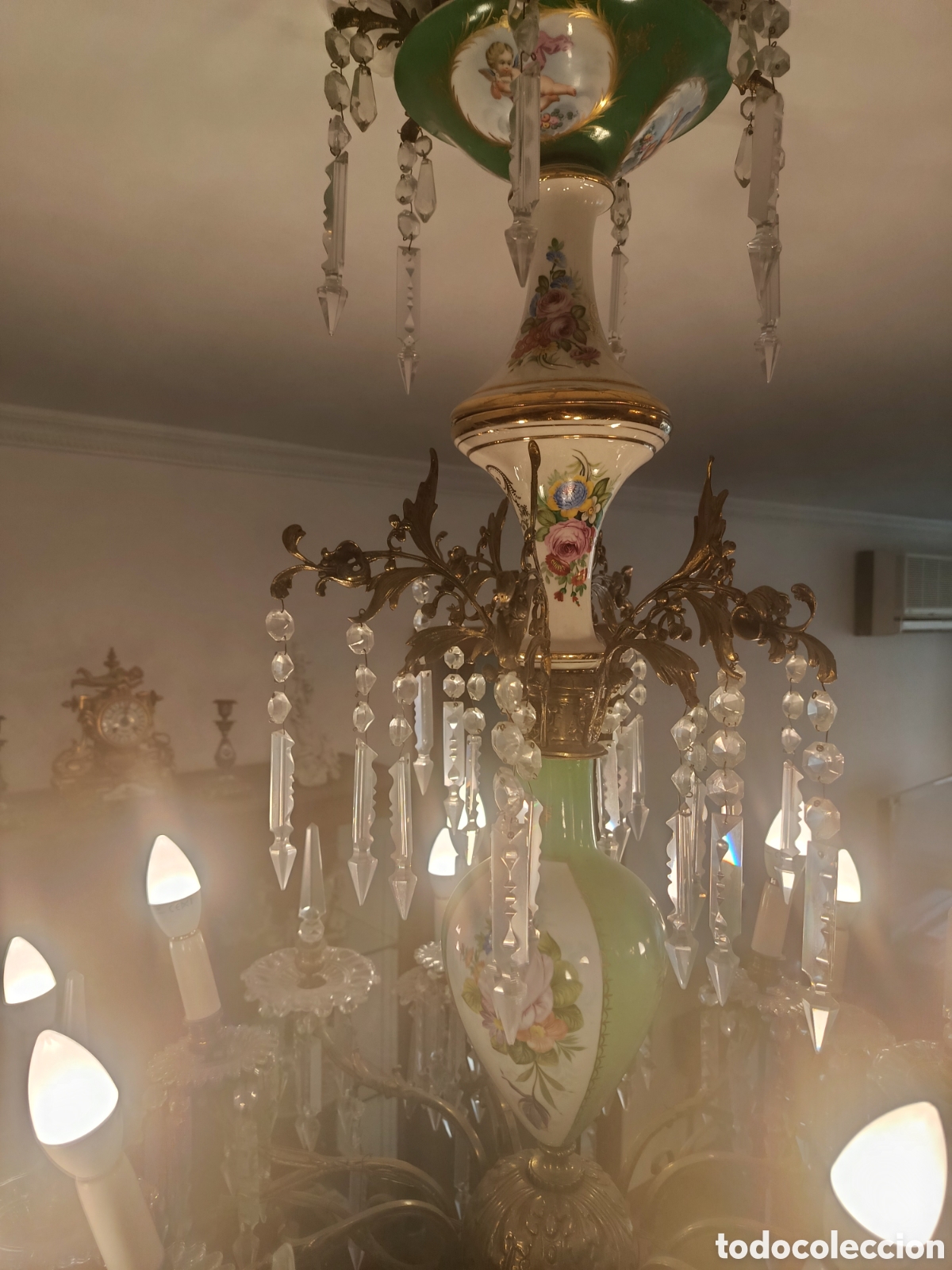 Antiquit&eacute;s: L&aacute;mpara de comedor de bronce, S&egrave;vres y cristal de Bacarrat. Con 12 luces. 1 m. alto y 0,90 di&aacute;metro