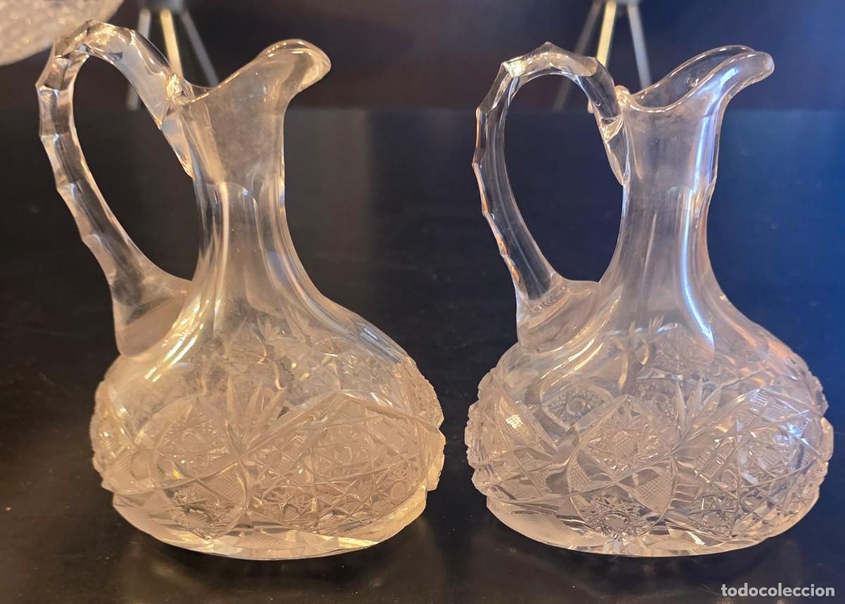Antig&uuml;edades: Pareja de vinagreras o aceiteras vintage de cristal tallado &ndash; Jarras decorativas con asa &ndash; 15 &times; 8 cm