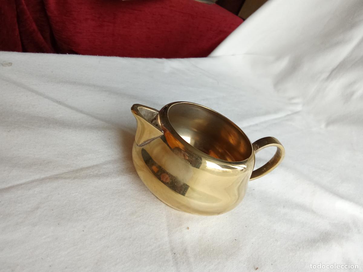 Antig&uuml;edades: Jarra de leche antigua de lat&oacute;n. Vitrina 13