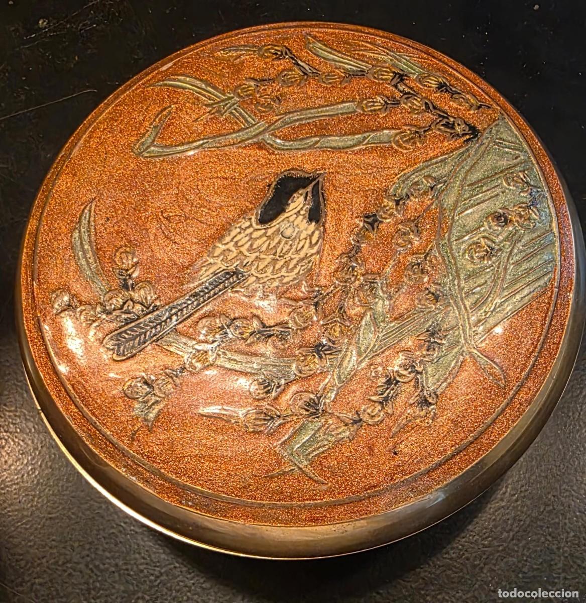 Antig&uuml;edades: Caja joyero vintage redonda de metal dorado con p&aacute;jaro y flores en relieve &ndash; Estilo oriental