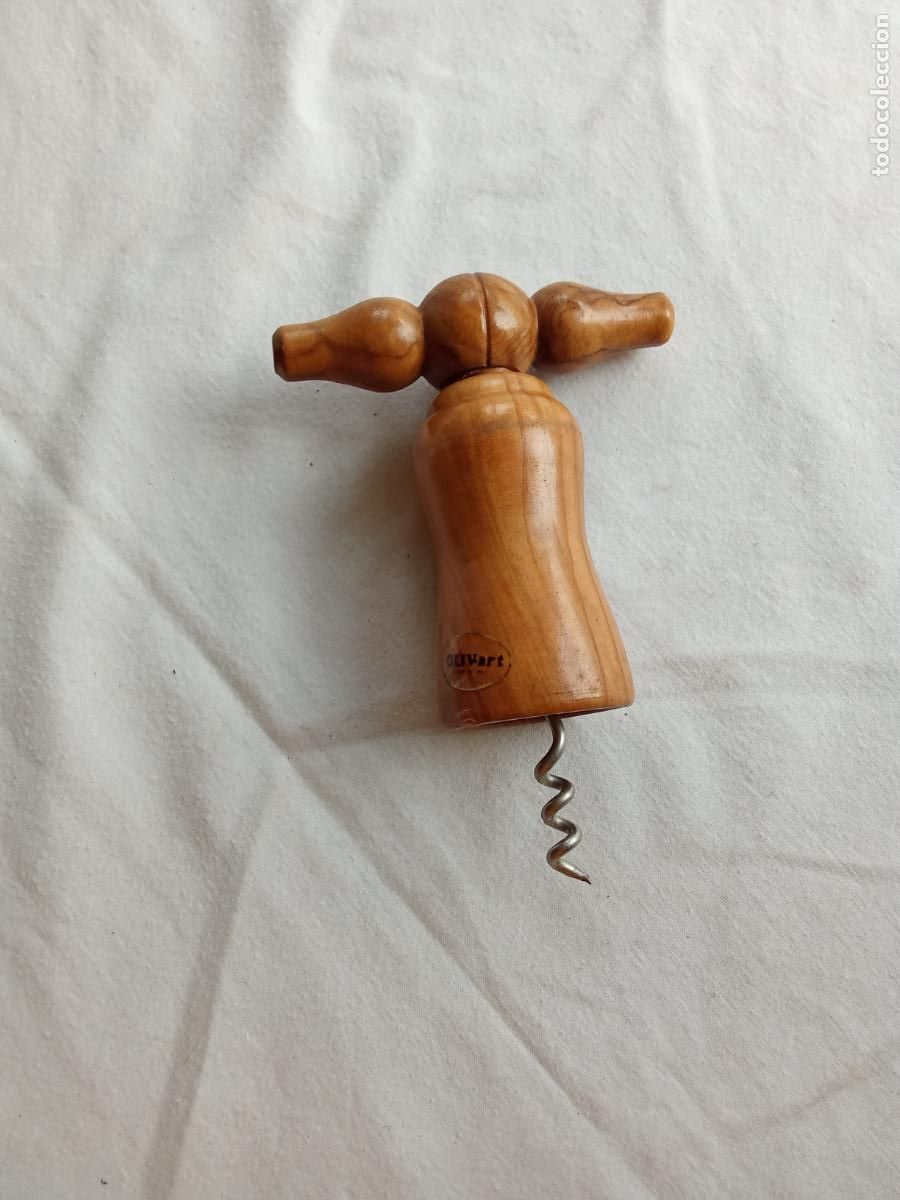 Antig&uuml;edades: Bonito saca corchos de madera de olivo. Marca Olivari Vitrina 13