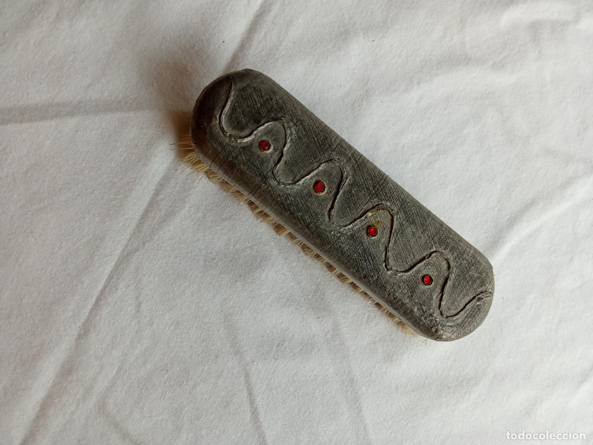 Antig&uuml;edades: Cepillo de tocador con zinc y cristales rojos. Vitrina 13