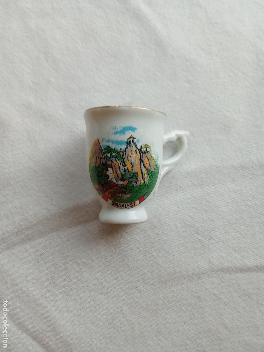 Antig&uuml;edades: Peque&ntilde;a taza de porcelana de guadalest. Vitrina 1