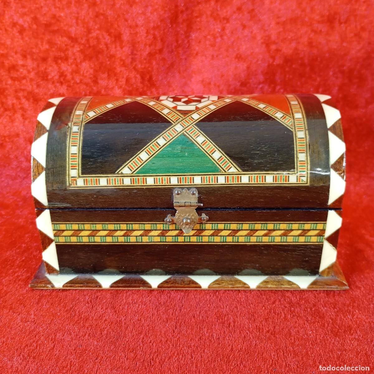 Antig&uuml;edades: ANTIGUO COFRE DE MADERA - TARACEA ESPA&Ntilde;OLA DE GRANADA - TALLADO EN HUESO - 9 CM X 15,5 CM