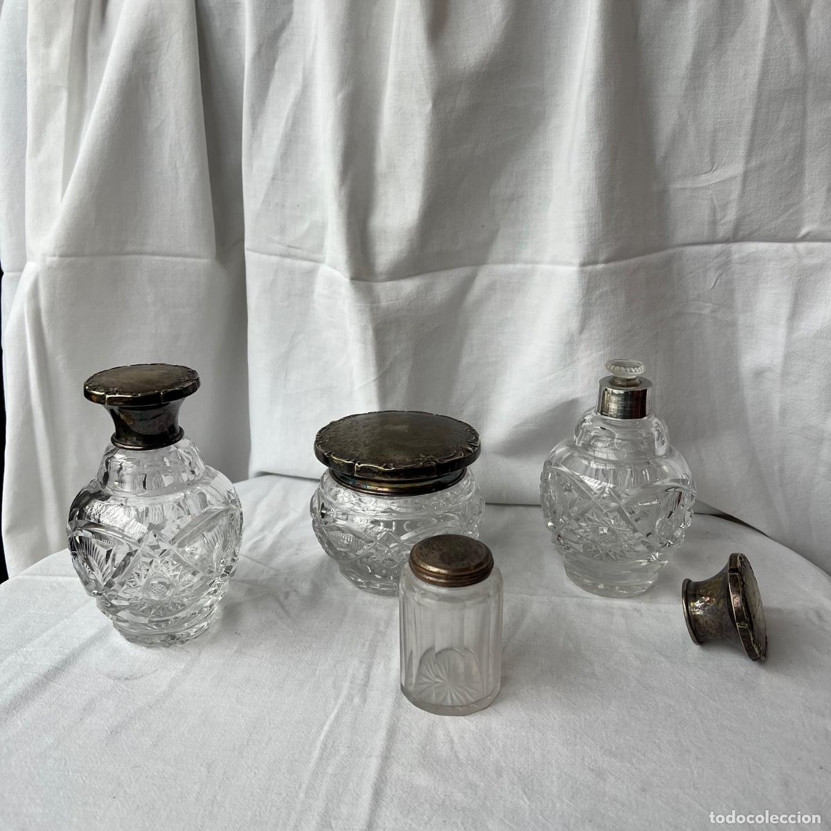 Antig&uuml;edades: Antiguo Juego de Tocador (4 Piezas) - Cristal Tallado y Tapas de Plata / Metal Plateado - S. XX