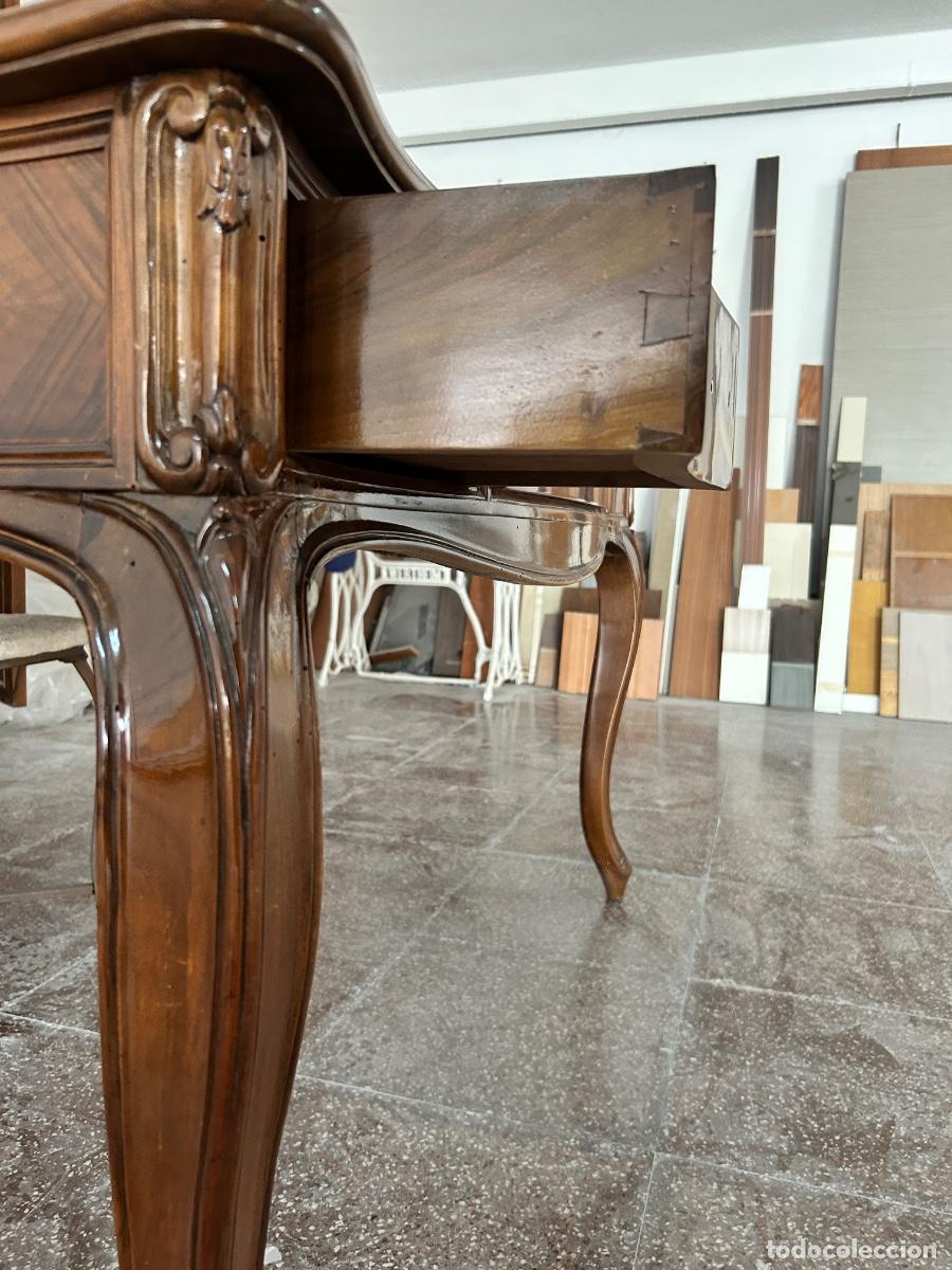 Antig&uuml;edades: Mesa de despacho estilo Luis XV &ndash; Madera noble y marqueter&iacute;a