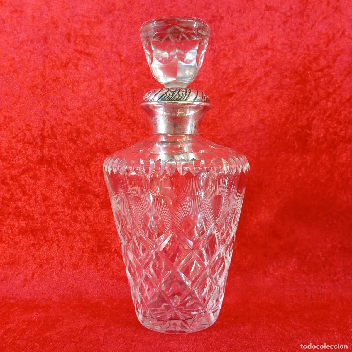 Antig&uuml;edades: ANTIGUA LICORERA DE &Eacute;POCA - CRISTAL TALLADO A MANO - CUELLO CHAPADO EN PLATA - 26 CM DE ALTO