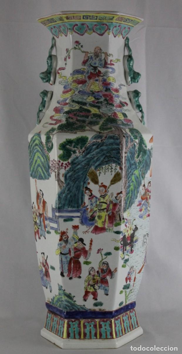 Antig&uuml;edades: Gran jarr&oacute;n chino de porcelana policromada con escenas orientales y asas en relieve. 60 cm
