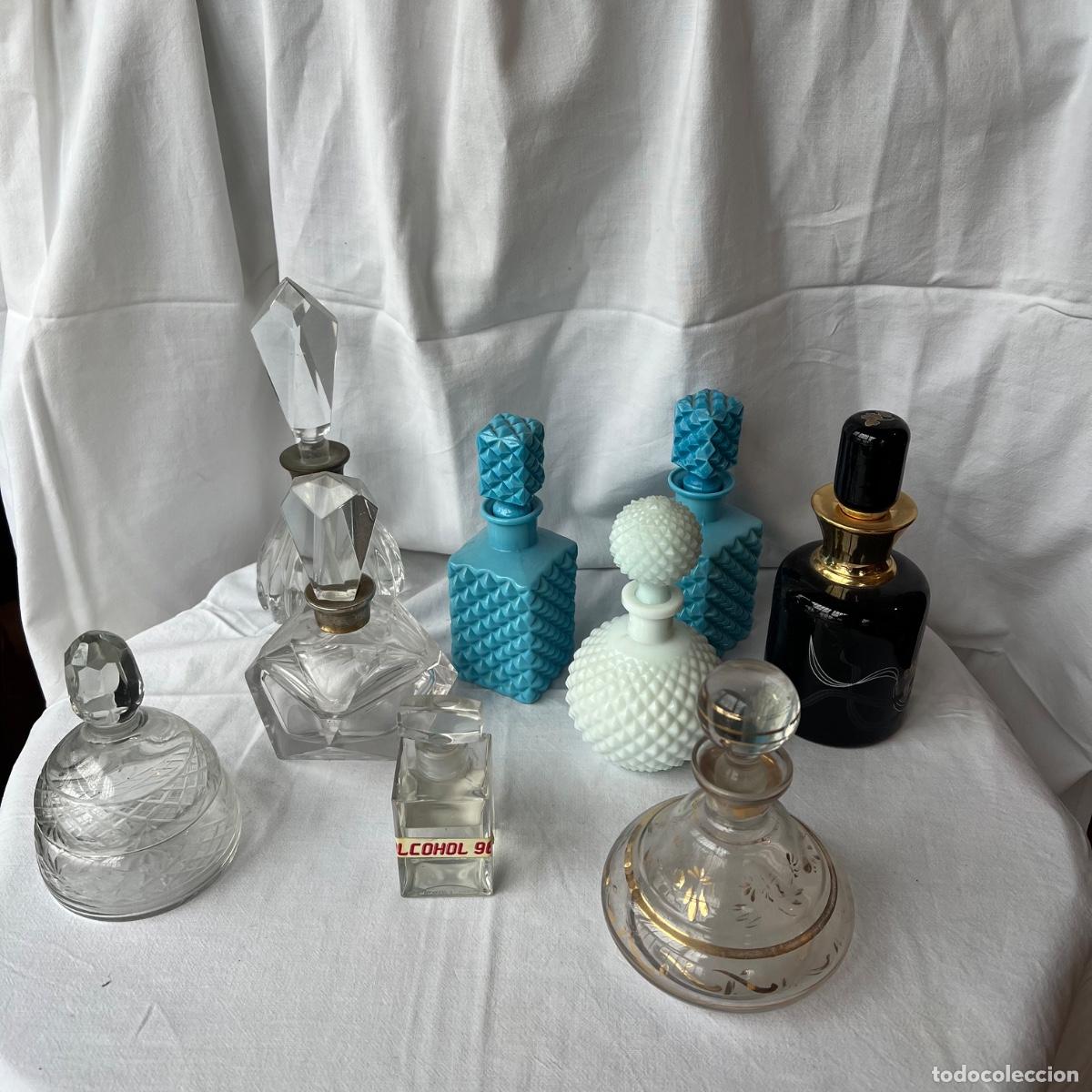 Antig&uuml;edades: Gran Lote de Tocador Vintage (9 Piezas): Frascos de Cristal Opalina, Art D&eacute;co y Vidrio Esmaltado
