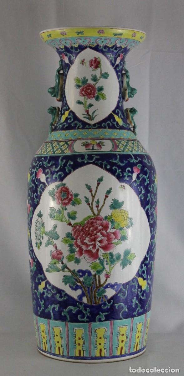 Antiques: Gran jarr&oacute;n chino de porcelana policromada estilo familia rosa con peon&iacute;as y asas en relieve. 61 cm