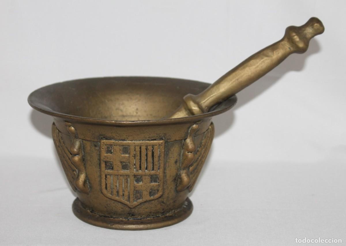 Antig&uuml;edades: Mortero de bronce con mano y escudo her&aacute;ldico de Catalu&ntilde;a. Siglo XX