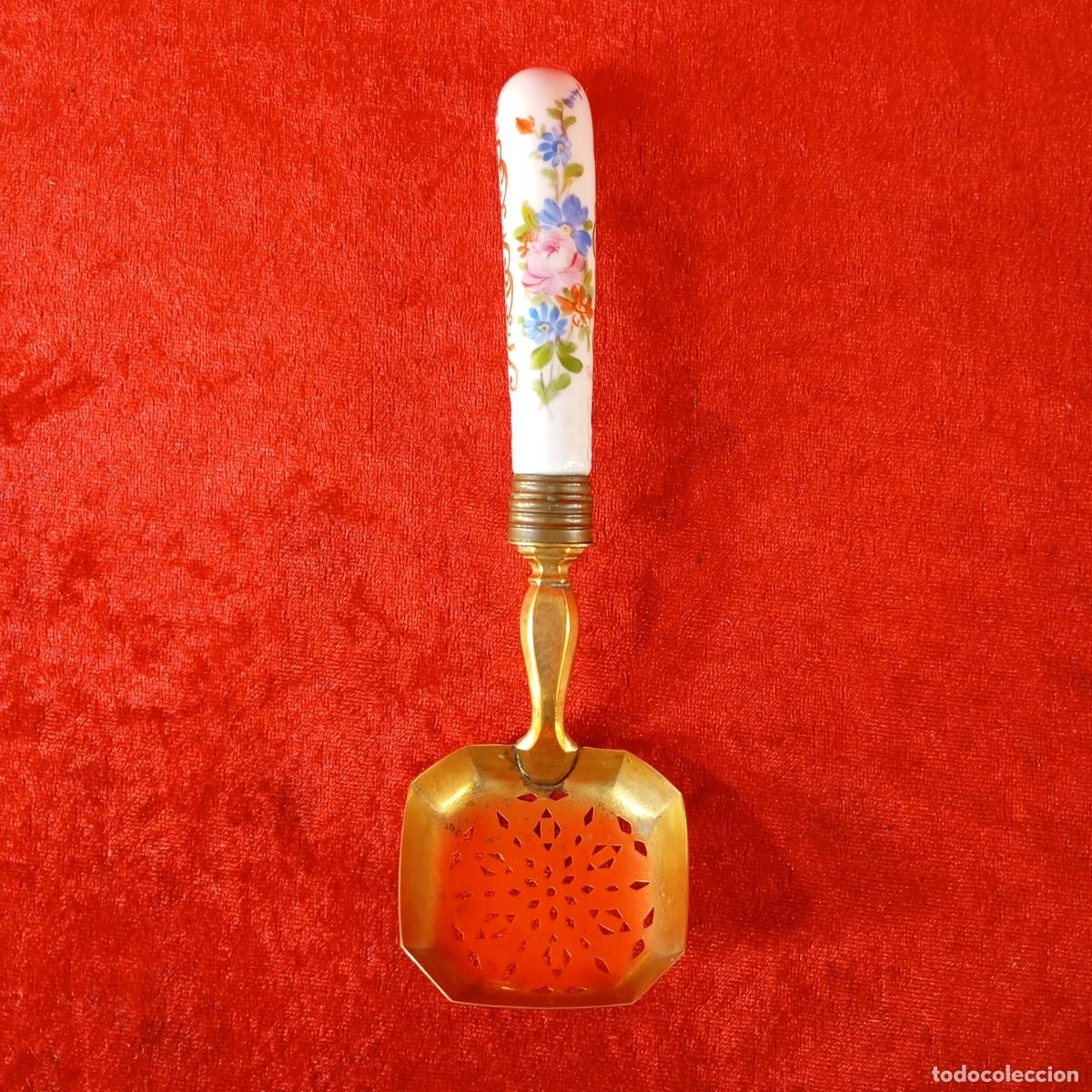 Antig&uuml;edades: CUCHARA DE SERVIR DECORATIVA VINTAGE - FORJADO EN LAT&Oacute;N - MANGO DE CERAMICA FLORAL PINTADO A MANO