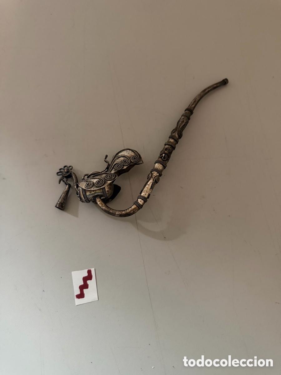 Antig&uuml;edades: pipa asiatica de metal color plata con filigrana en forma de pajaro, para opio,