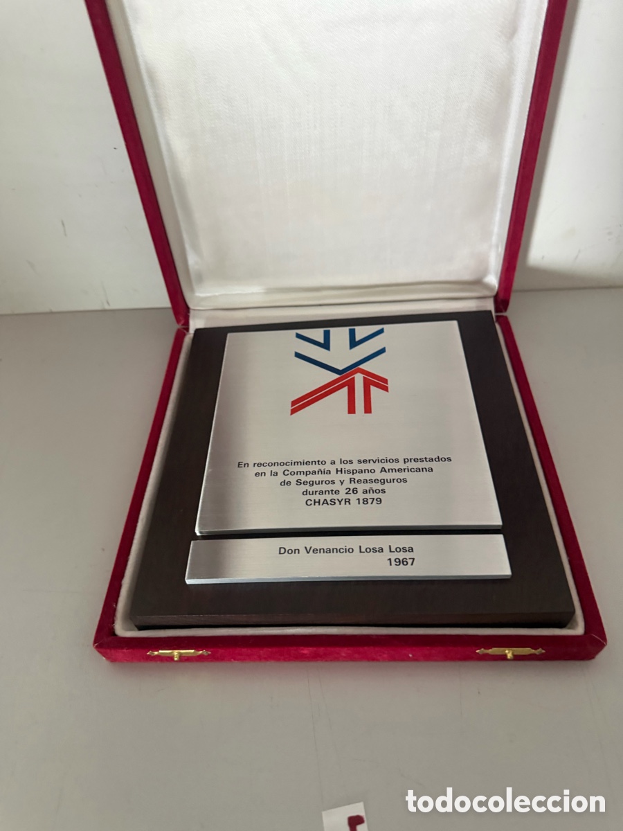 Antig&uuml;edades: placa conmemorativa y de homenaje